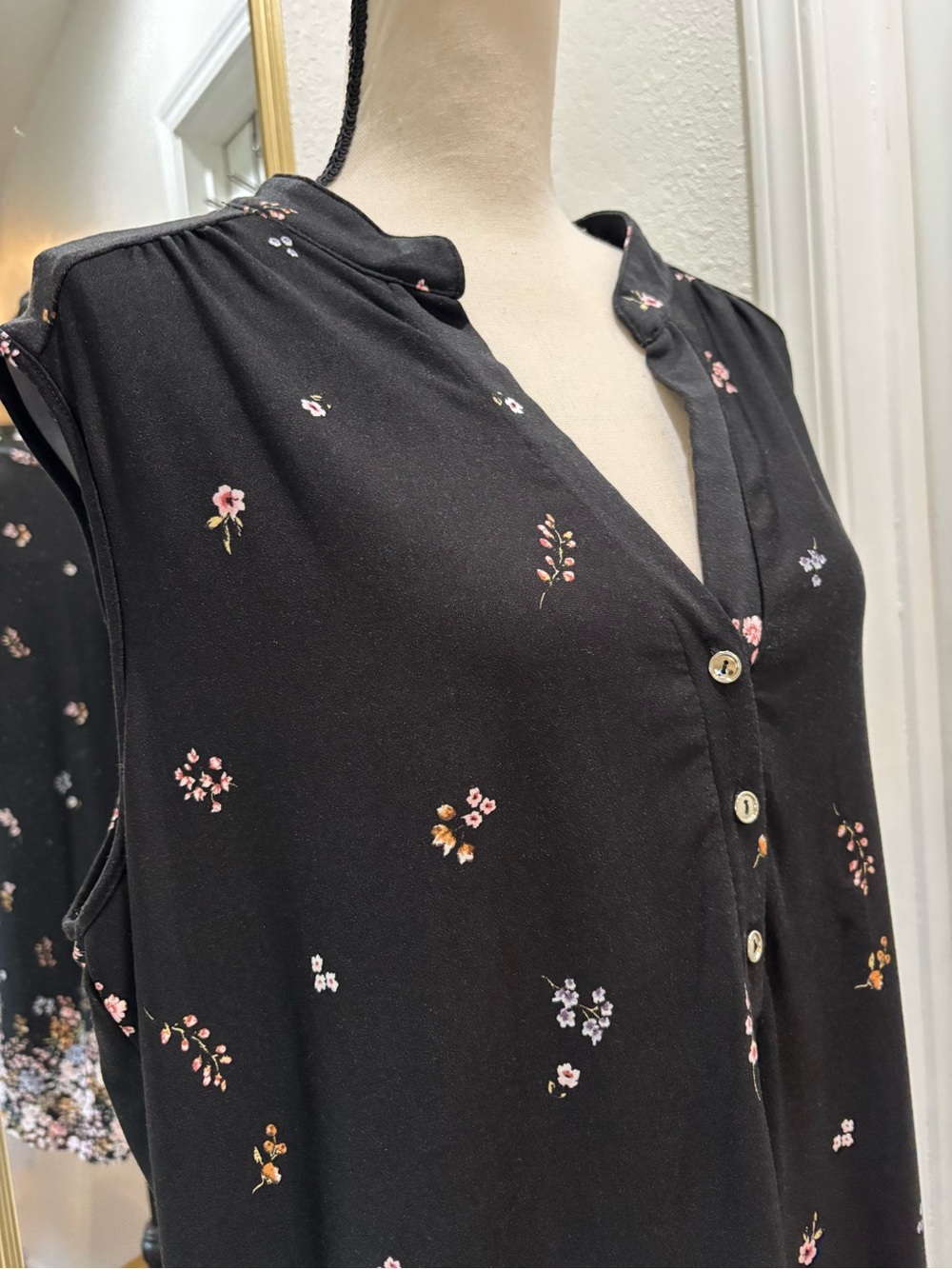 Perseption Black Sleeveless Floral-Hem Split V Tunic - Picture 9 of 12